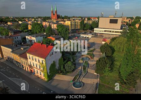 Panorama aérien du centre-ville de Rybnik avec la Basilique de la disposant Anthony et les bâtiments environnants sous la lumière chaude du coucher du soleil, montrant la structure urbaine et Banque D'Images