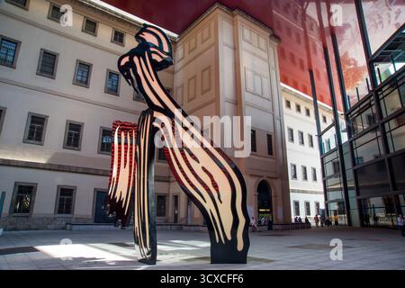 La sculpture et la cour intérieure. Centro de Arte Reina Sofia Musée National, Madrid, Espagne. Banque D'Images