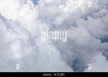 Fond de nuages blancs. Belle vue sur le ciel avec des nuages denses. Banque D'Images