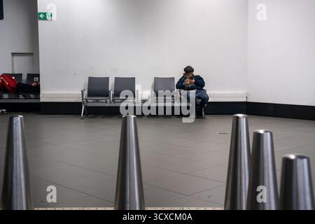 Bruxelles, Belgique. 14 octobre 2025. Quelques passagers en attente photographiés à Brussels Airport lors d’une grève nationale le mardi 14 octobre 2025, à Zaventem. Tous les vols au départ sont annulés dans le cadre d'une journée nationale d'action pour protester contre l'austérité du gouvernement fédéral de l'Arizona. BELGA PHOTO MARIUS BURGELMAN crédit : Belga News Agency/Alamy Live News Banque D'Images