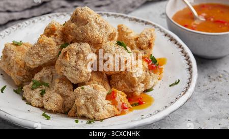 Chou-fleur pané avec sauce orange Banque D'Images