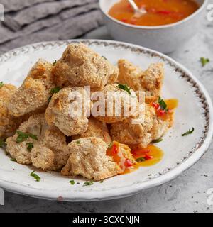 Chou-fleur pané avec sauce orange Banque D'Images