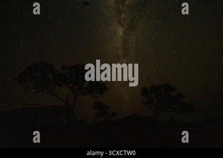 Ciel étoilé avec la voie lactée visible au-dessus du désert namibien. Une vue imprenable sur la galaxie dans un ciel clair du sud. Banque D'Images