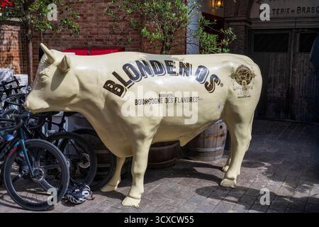 Annonce de bière blonde sur le flanc de vache en fibre de verre dans la brasserie Bourgogne des Flandres sur Kartuizerinnenstraat dans le centre historique de Bruges dans l'ouest de la Floride Banque D'Images