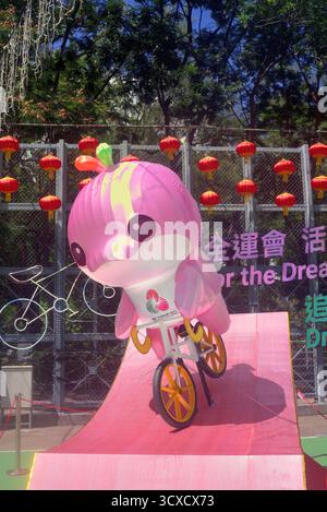Lerongrong , mascotte officielle des 15èmes Jeux nationaux de la République populaire de Chine sur un vélo de piste dans Victoria Park, Hong Kong Banque D'Images