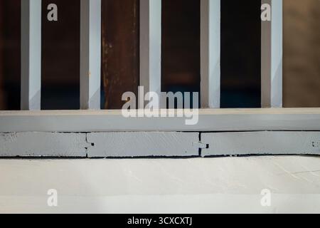 Détail de garde-corps en bois peint dans un intérieur d'église historique. Détail de garde-corps en bois peint à l'intérieur d'un balcon d'église historique, montrant l'artisanat. Banque D'Images