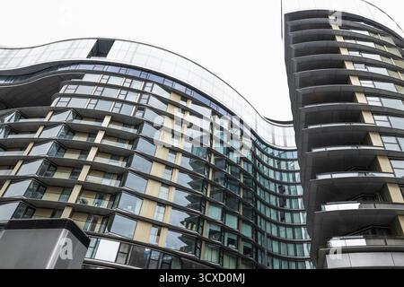 Tours d'appartements en verre courbé avec balcons - architecture résidentielle urbaine moderne Banque D'Images