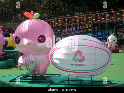 Lerongrong, mascotte officielle des 15èmes Jeux nationaux de la République populaire de Chine tient un ballon de rugby, Victoria Park, Hong Kong. Banque D'Images