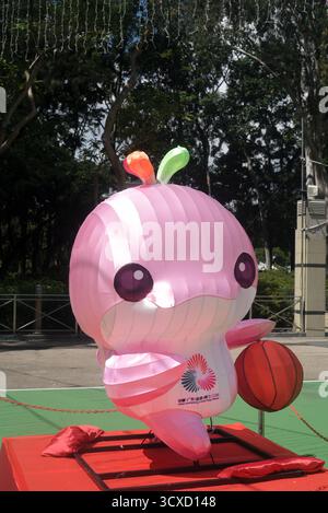 Lerongrong, mascotte officielle des 15es Jeux nationaux de la République populaire de Chine tenant un basket ball dans Victoria Park, Hong Kong Banque D'Images
