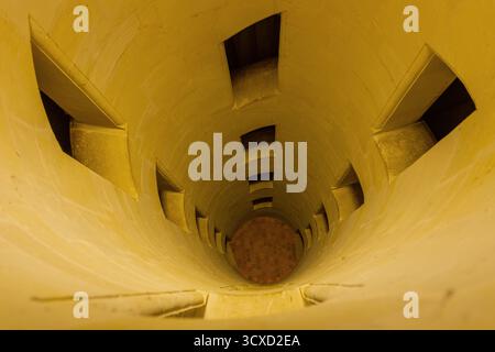 Chambord, France - 18 août 2024 : cage d'escalier intérieur dans le château de Chambord. Chambord est le plus grand château de la vallée de la Loire Banque D'Images