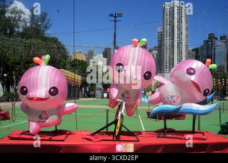 Lerongrong, mascotte officielle des 15es Jeux nationaux de la République populaire de Chine, jouant dans des sections de triathlon, Victoria Park, Hong Kong Banque D'Images