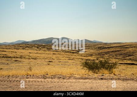 Une vue imprenable sur Gaub Pass en Namibie, mettant en valeur la route sinueuse à travers des montagnes désertiques accidentées et des paysages arides. Cette route distante, partie de t Banque D'Images