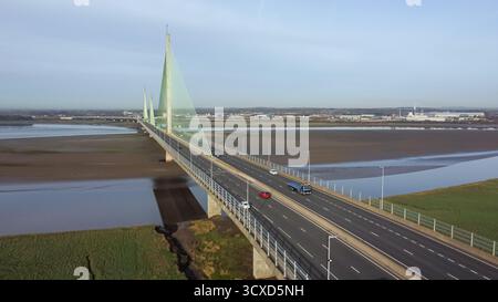 Vue aérienne du pont Mersey Gateway qui enjambe la rivière Mersey entre Runcorn et Widnes à marée basse Banque D'Images