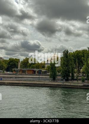 Une vue sur la Seine en direction du quai Branly, avec les dômes dorés proéminents de la cathédrale orthodoxe russe de la Sainte Trinité Banque D'Images