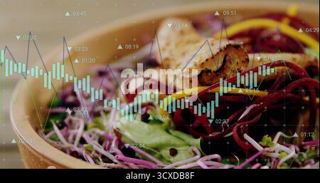 Mettant en vedette un bol en bois de salade avec du poulet grillé, montrant la superposition du graphique de stock dans la cuisine Banque D'Images