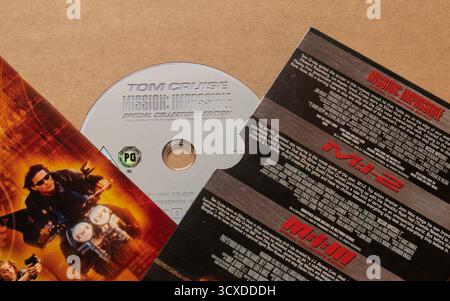 Coffret DVD trilogie « Mission impossible » avec couvertures présentant des descriptions de films, isolé sur fond blanc clair, plan en haut Banque D'Images