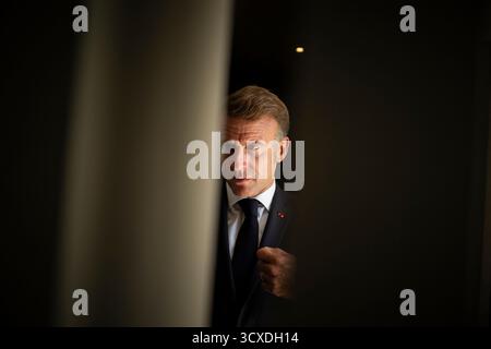 Sharm El Sheikh, Égypte. 13 octobre 2025. Le président français Emmanuel Macron attend le président de l'État de Palestine Mahmoud Abbas avant une réunion au Sommet international de la paix de Gaza à Charm el-Cheikh, Égypte, le 13 octobre 2025.photo Eliot Blondet/ABACAPRESS.COM crédit : Abaca Press/Alamy Live News Banque D'Images