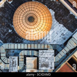 vue aérienne de haut en bas du système de climatisation sur le toit du bâtiment, ventilation d'installation industrielle avec des tubes métalliques Banque D'Images