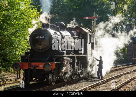Train à vapeur LMS Ivatt Class 2 sur le Lakeside & Haverthwaite Railway, Lakeside, Ulverston, Angleterre Banque D'Images