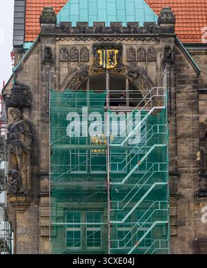 14 octobre 2025, Saxe, Chemnitz : des échafaudages se dressent devant la fenêtre historique de la salle du conseil à côté de la statue de Roland à la mairie de Chemnitz. Cette semaine verra le début de l'installation des nouvelles fenêtres avec les vitraux restaurés, qui ont été fabriqués selon le modèle historique. À l'origine, le vitrail historique devait être rénové. Au fil des ans, les intempéries avaient fait des ravages sur le matériau. Après qu'une menuiserie et Domglas Naumburg aient démonté et inspecté le vitrage en 2024, il est apparu que la stabilité globale s'était considérablement détériorée. Le glaz Banque D'Images