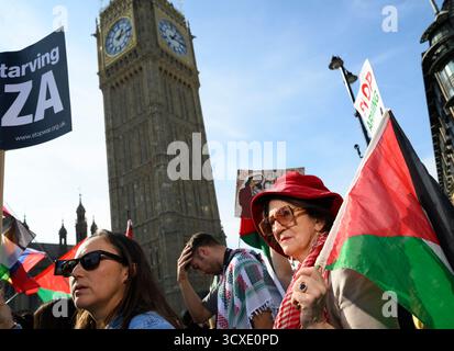 Manifestants lors d'une marche pro-palestinienne devant la Chambre du Parlement. La marche a commencé à Victoria Embankment et s'est terminée par un rassemblement à Whitehall. Banque D'Images
