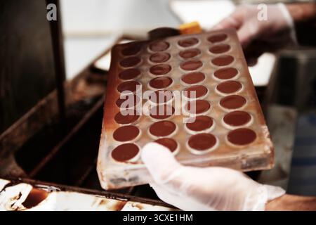 Préparation d'une poêle de truffes au chocolat Banque D'Images