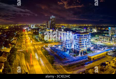 Vue aérienne Gaborone CBD central, horizon de la ville la nuit, quartier des affaires animé Banque D'Images