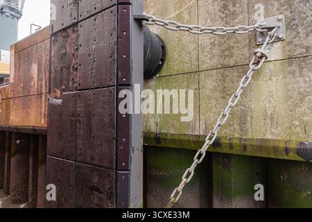 Poste d'amarrage en béton du port maritime avec une aile pour protéger la coque du navire Banque D'Images