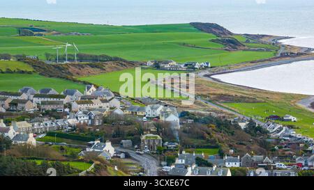 Vue aérienne de Port William, un village côtier de Dumfries et Galloway, en Écosse, montrant la colonie établie autour de son petit port et ses environs Banque D'Images