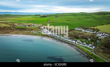 Vue aérienne du village et du port de Port Logan, Dumfries et Galloway, Écosse, montrant le village côtier et la baie. Banque D'Images