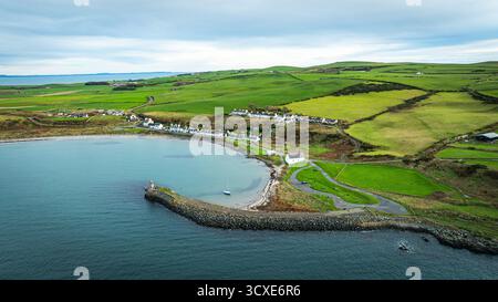 Vue aérienne du village et du port de Port Logan, Dumfries et Galloway, Écosse, montrant le village côtier et la baie. Banque D'Images