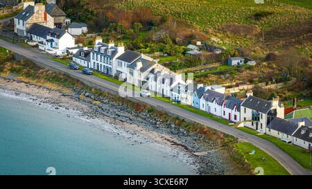 Vue aérienne du village et du port de Port Logan, Dumfries et Galloway, Écosse, montrant le village côtier et la baie. Banque D'Images