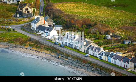 Vue aérienne du village et du port de Port Logan, Dumfries et Galloway, Écosse, montrant le village côtier et la baie. Banque D'Images