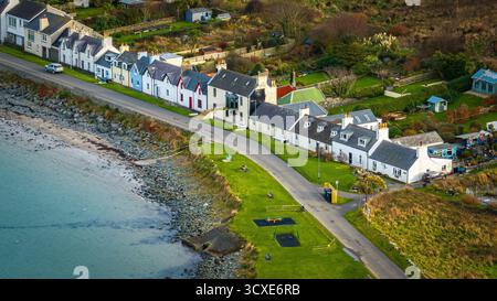 Vue aérienne du village et du port de Port Logan, Dumfries et Galloway, Écosse, montrant le village côtier et la baie. Banque D'Images