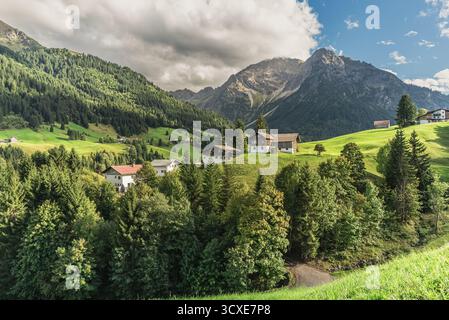 Paysage alpin dans la vallée de Kleinwalsertal, Hirschegg, Vorarlberg, Alpes autrichiennes, Autriche. Banque D'Images