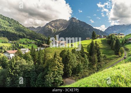 Paysage alpin dans la vallée de Kleinwalsertal, Hirschegg, Vorarlberg, Alpes autrichiennes, Autriche. Banque D'Images
