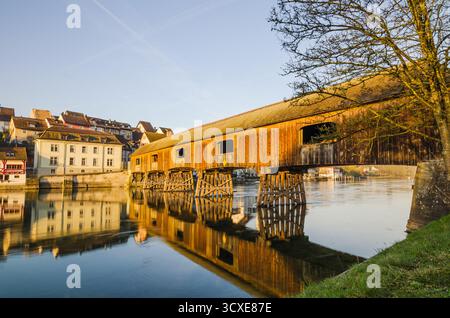 Pont couvert en bois sur le Rhin à Diessenhofen, Thurgau, Suisse Banque D'Images