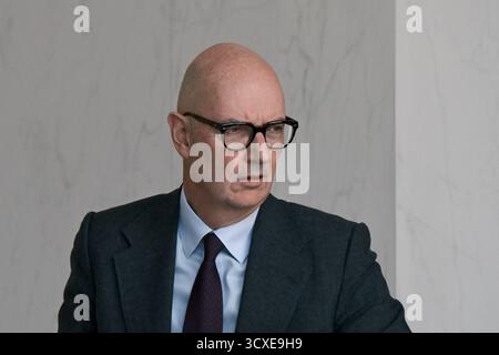 Paris, France. 14 octobre 2025. Le ministre français de l'économie, des Finances et de l'industrie, de l'énergie et de la souveraineté numérique Roland Lescure sort de l'Élysée avec le premier ministre français Sébastien Lecornu après le Conseil des ministres à Paris, le 14 octobre 2025. Photo de Firas Abdullah/ABACAPRESS.COM crédit : Abaca Press/Alamy Live News Banque D'Images