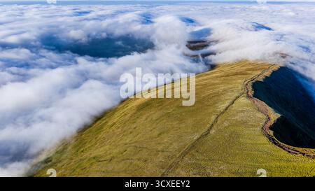 Magnifique crête de montagne avec un sentier s'élevant au-dessus d'une mer de nuages au pays de Galles Banque D'Images