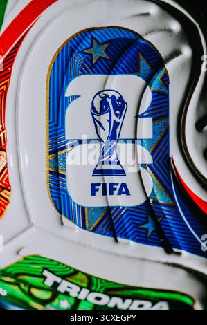 LOS ANGELES, États-Unis, 15 NOVEMBRE 2025 : football officiel Trionda avec le logo de la Coupe du monde de la FIFA 2026 — fond d'écran détaillé pour les États-Unis, le Mexique et Cana Banque D'Images