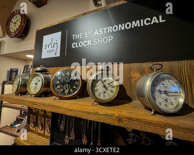 Une boutique avec des horloges astronomiques dans les rues de Prague en République tchèque Banque D'Images