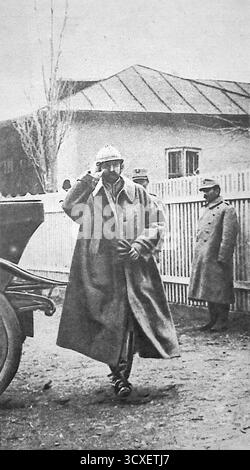 Apparue dans le miroir, le 4 mars 1917, cette photographie montre le roi Ferdinand Ier de Roumanie visitant les lignes de front pendant la première Guerre mondiale. Comme le roi Albert Ier de Belgique, Ferdinand resta près de ses troupes, faisant preuve de leadership et de solidarité dans les batailles contre les puissances centrales. Ici, il laisse le quartier général d’un commandant en uniforme. L'image symbolise le devoir royal, le moral et la lutte nationale à un moment crucial de la Grande Guerre. Banque D'Images