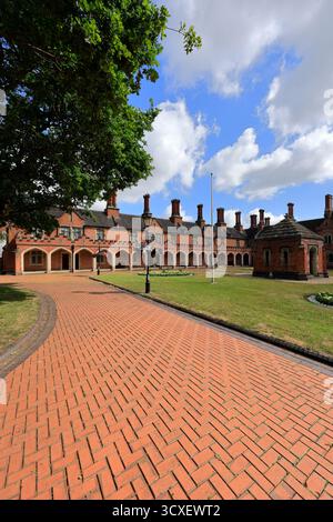 Le 19ème siècle Nicholas Chamberlaine's Armshouses, All Saints Square, Bedworth, Warwickshire, Angleterre, Banque D'Images
