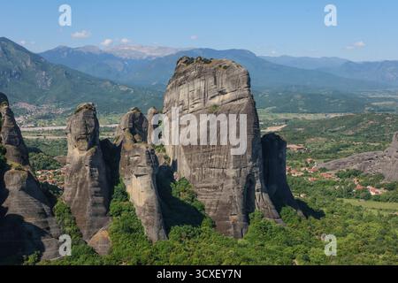Impressionnantes formations rocheuses des montagnes des Météores en Grèce sous ciel bleu clair. Banque D'Images