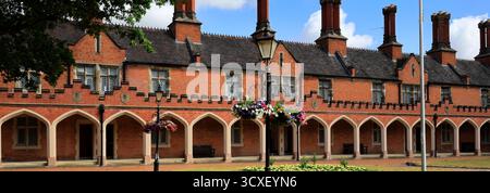 Le 19ème siècle Nicholas Chamberlaine's Armshouses, All Saints Square, Bedworth, Warwickshire, Angleterre, Banque D'Images