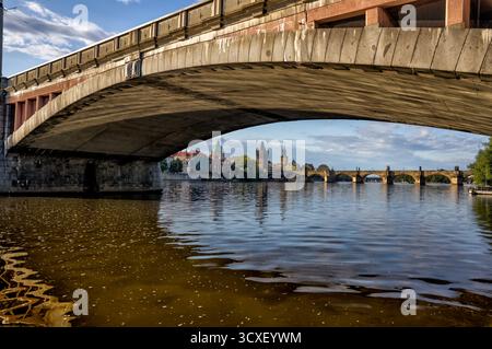 Pont de la Légion sur la rivière Vltava à Prague, République tchèque, reliant la zone du Théâtre National à Malá Strana près de l'île de Kampa. Banque D'Images