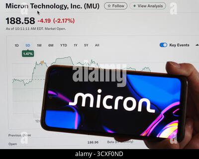 Allemagne - 14 octobre 2025 : dans cette illustration photo, le logo Micron Technology Inc est affiché sur l'écran d'un smartphone. USAGE ÉDITORIAL EXCLUSIF Banque D'Images