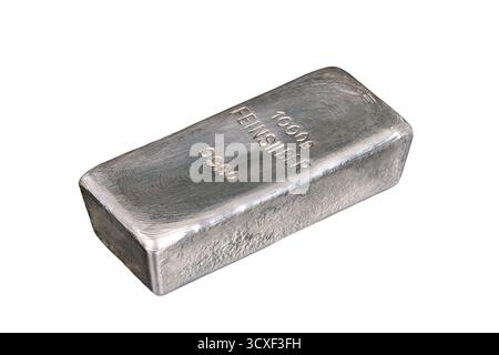 Barre argentée, vue latérale, isolé, sur blanc. Lingot d'argent coulé, estampillé avec le mot allemand pour l'argent fin, et d'un poids de 1000 grammes. Banque D'Images