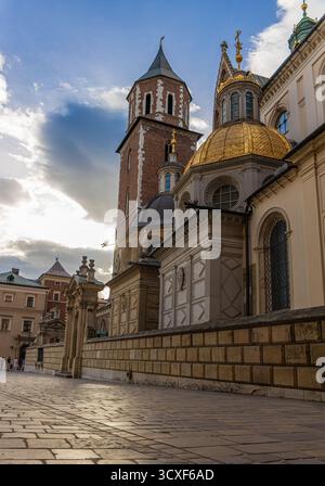 17 avril 2025 Cracovie, Pologne. L'église et la tour du château royal de Wawel et le ciel bleu dans la vieille ville de Cracovie. Banque D'Images