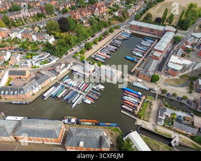 Worcester, Worcestershire, Angleterre, Royaume-Uni – 24 août 2025 : vue aérienne de bateaux étroits amarrés dans le bassin du canal sur le canal de Worcester et Birmingham Banque D'Images